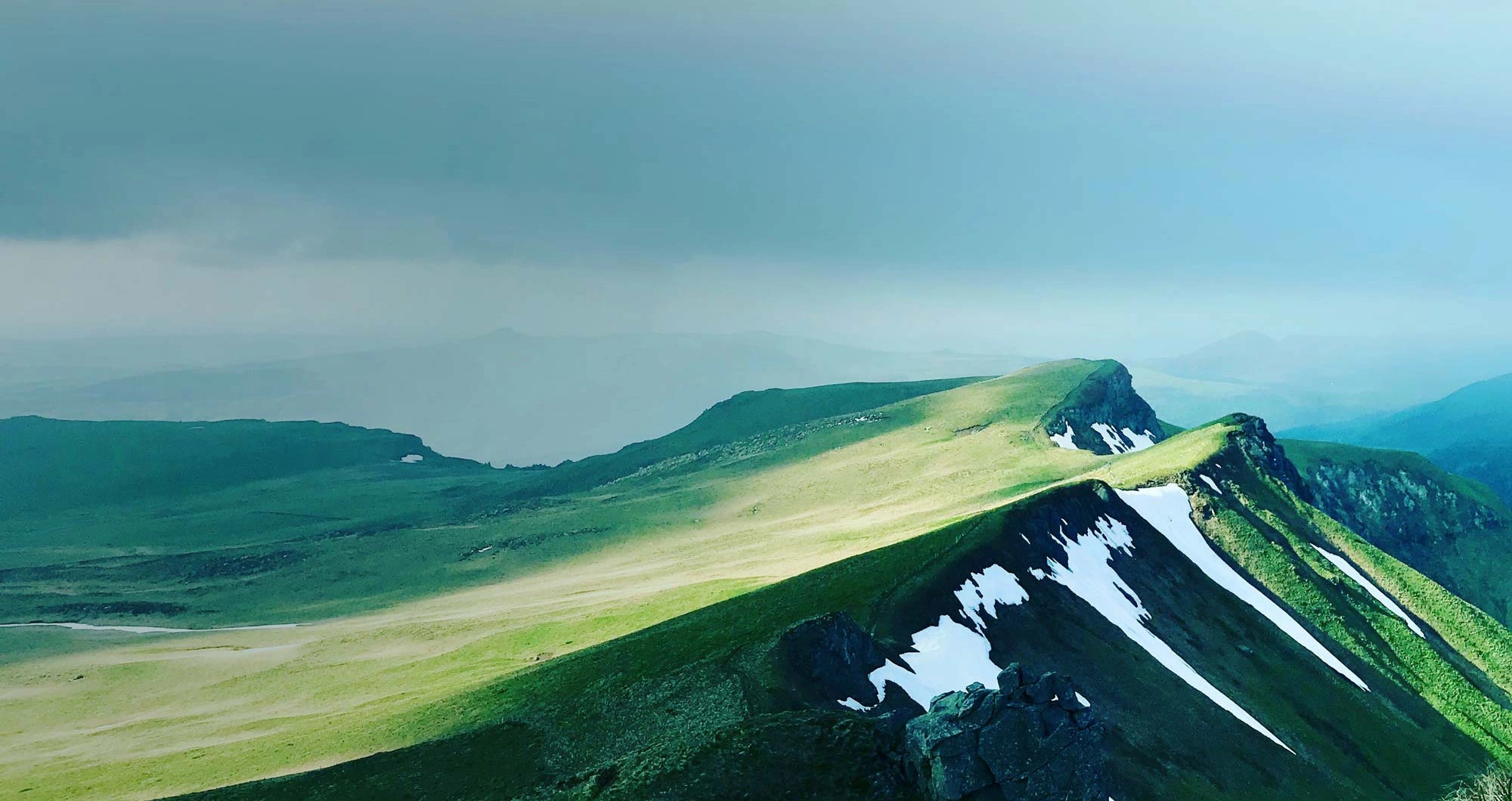 Vue aérienne d'une montagne avec de l'herbe et de la neige