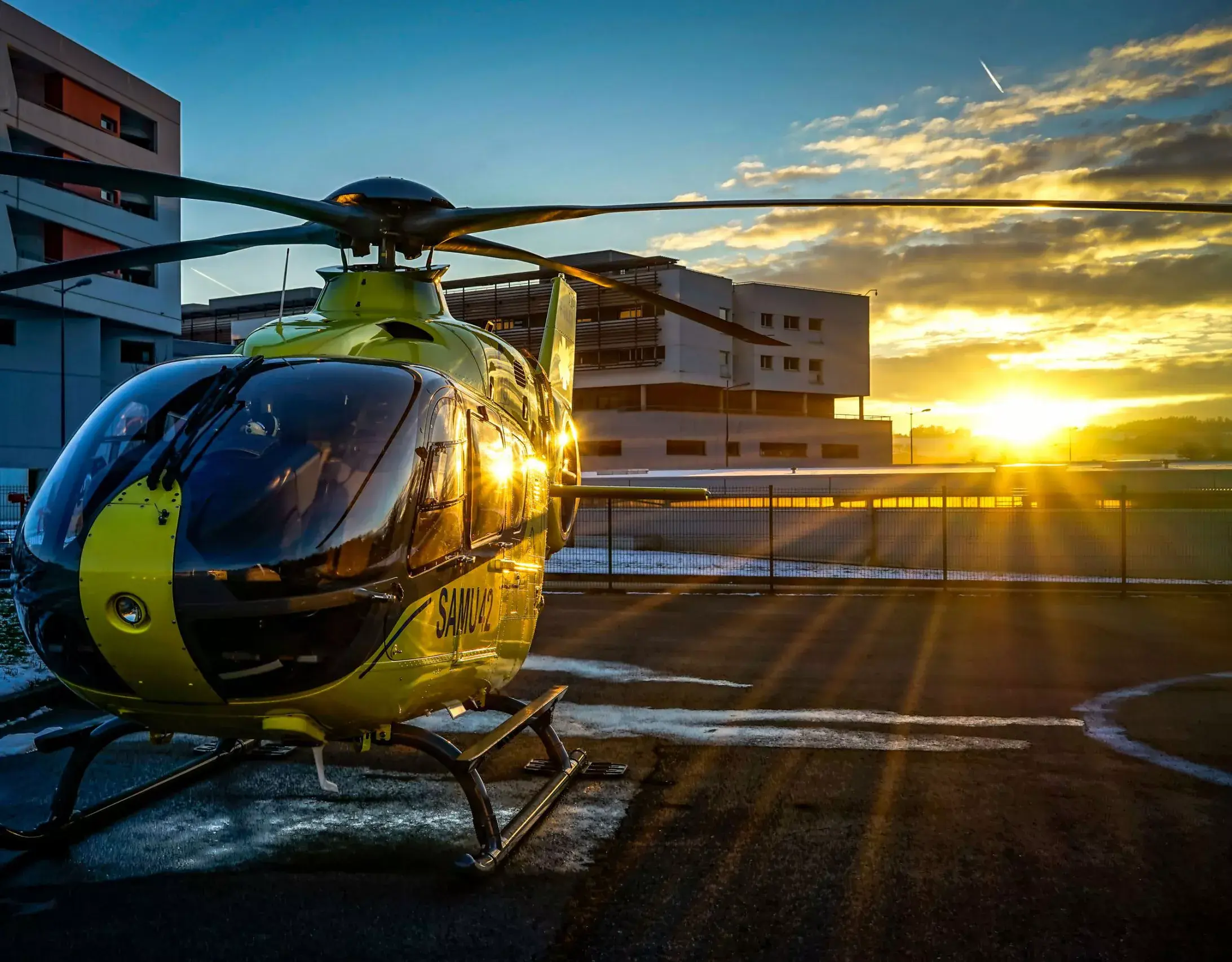 Photo d'un hélicoptère au coucher de soleil